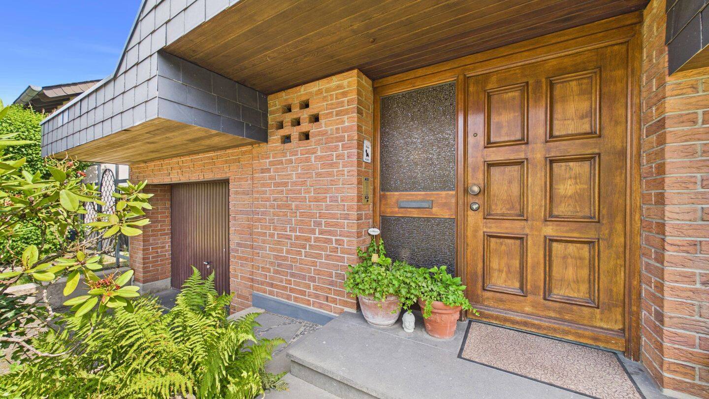 Wohnen wie im eigenen Haus I außergewöhnliche Eigentumswohnung mit Garten, Büro-Keller, Speicher und Doppelgarage, 56626 Andernach