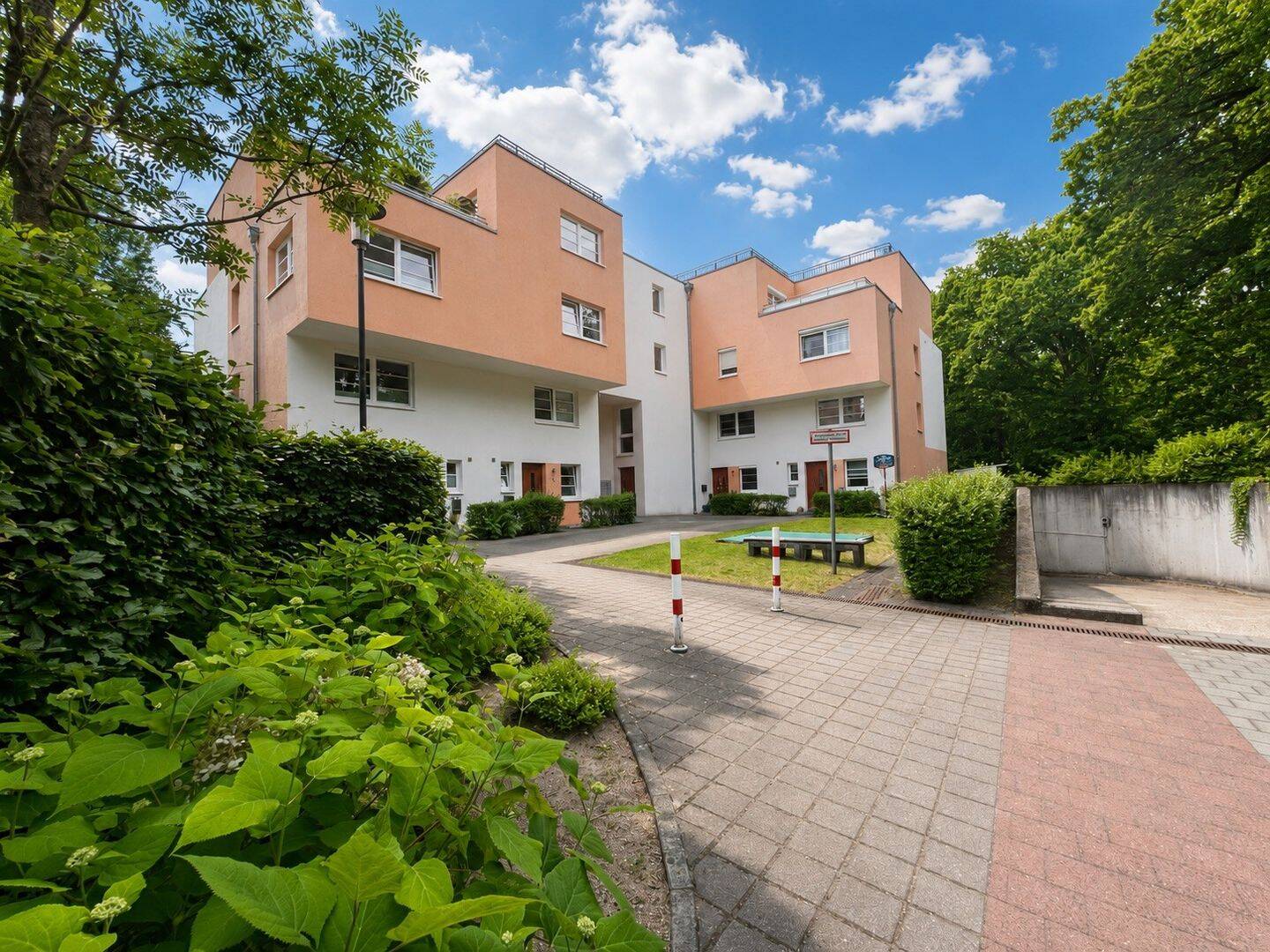 Lichtdurchflutete Endetage mit drei großzügigen Außenflächen und Blick ins Grüne in ruhiger & zentraler Lage – Provisionsfrei!, 22419 Hamburg (Hamburg-Nord Langenhorn)