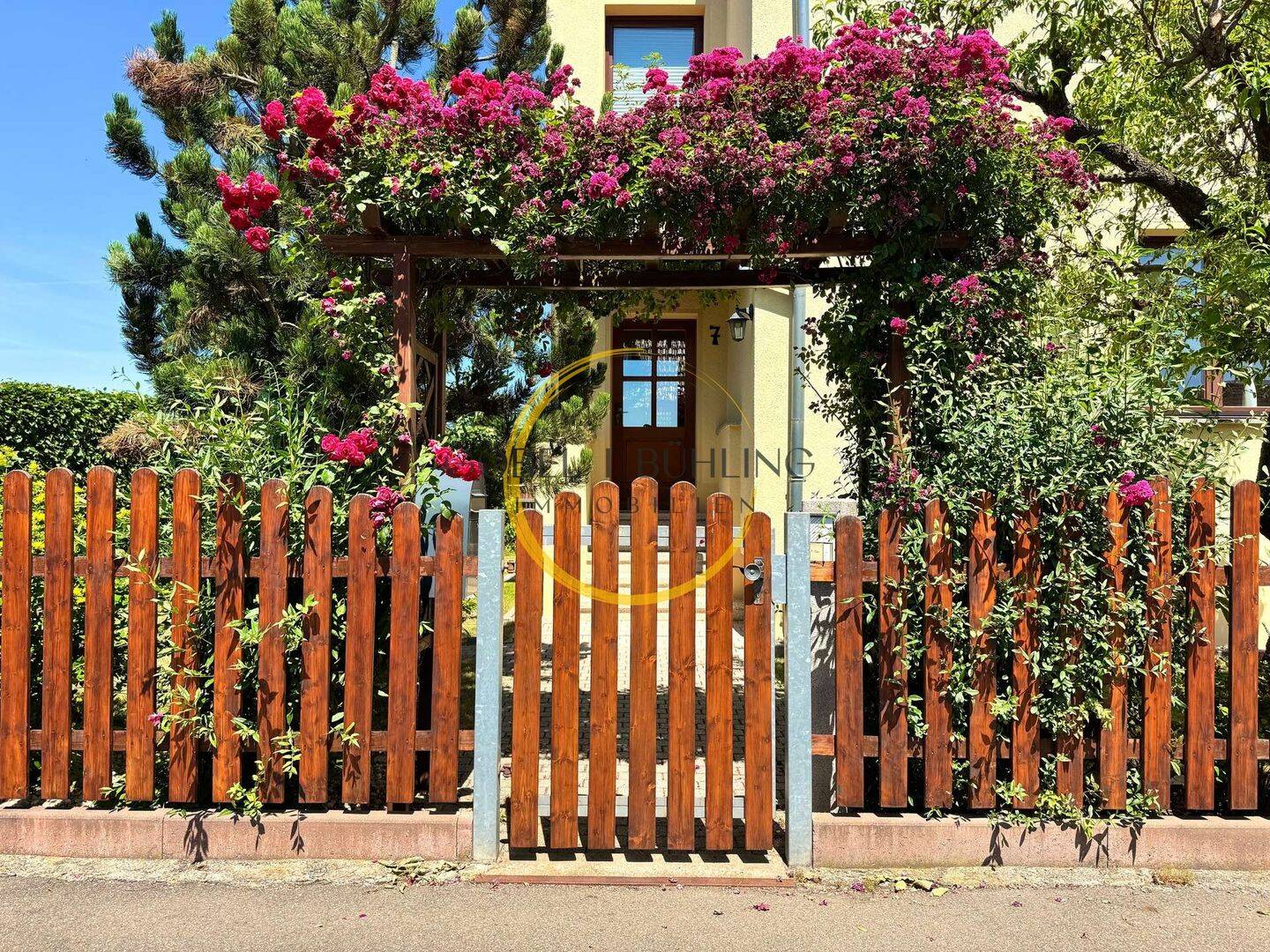 Großzügige & liebevoll modernisierte Doppelhaushälfte mit Einliegerwohnung, Pool & gepflegtem Garten, 7551 Gera