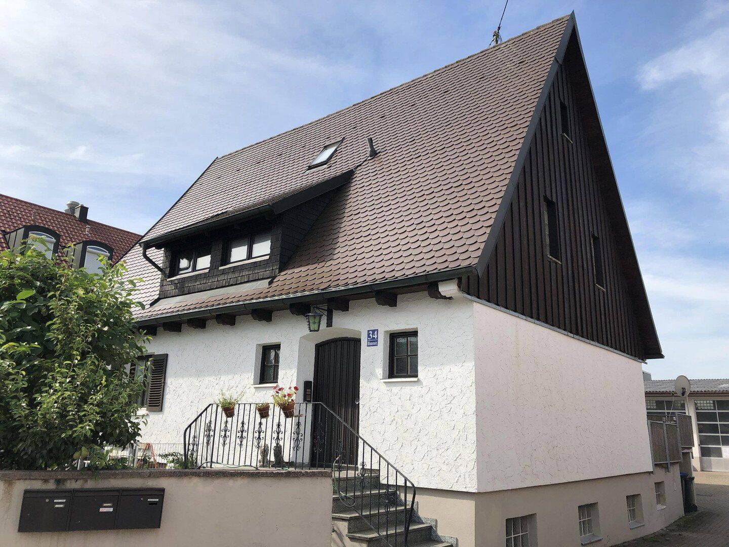 Geräumige und helle Altbauwohnung mit Dachterrasse in bester Karlsfelder Lage, 85757 Karlsfeld