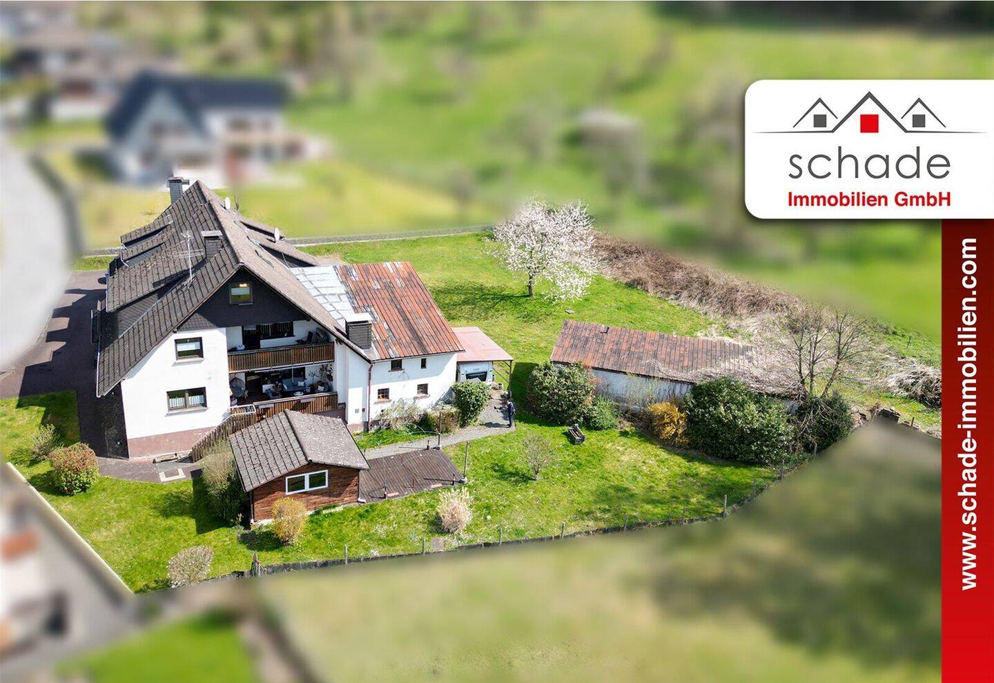 SCHADE IMMOBILIEN – Ländliche Idylle: Haus mit 3 Garagen, Nebengebäuden, Carport, Scheune…, 58840 Plettenberg