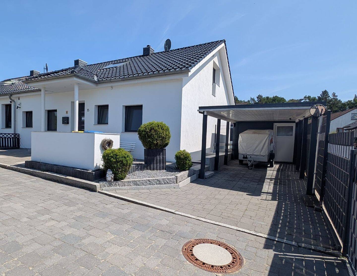 Exklusive Doppelhaushälfte mit 143 m² Wohnfläche, ca. 150 m² Garten, Carport und Keller in Geesthacht, 21502 Geesthacht