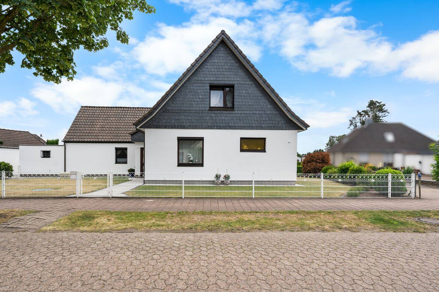 Großzügiges Familienhaus mit sonnigem Garten, Wintergarten, Außenpool und zwei Garagen, 28844 Weyhe