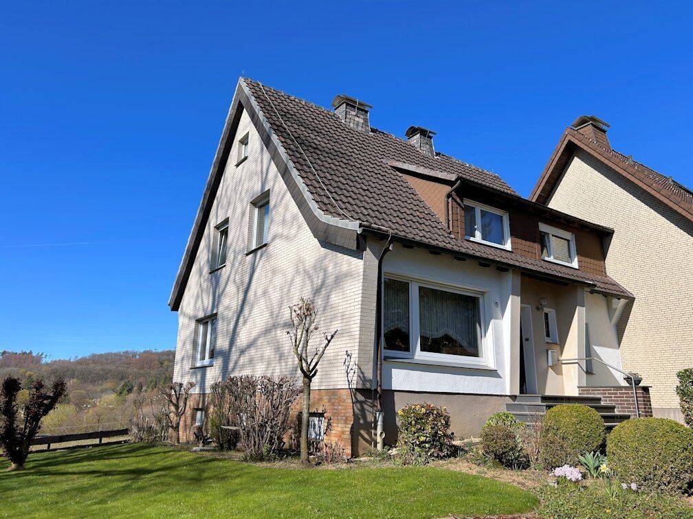 Für die Familie in schöner und ruhiger Lage! Einfamilienhaushälfte in Warstein-Suttrop., 59581 Warstein