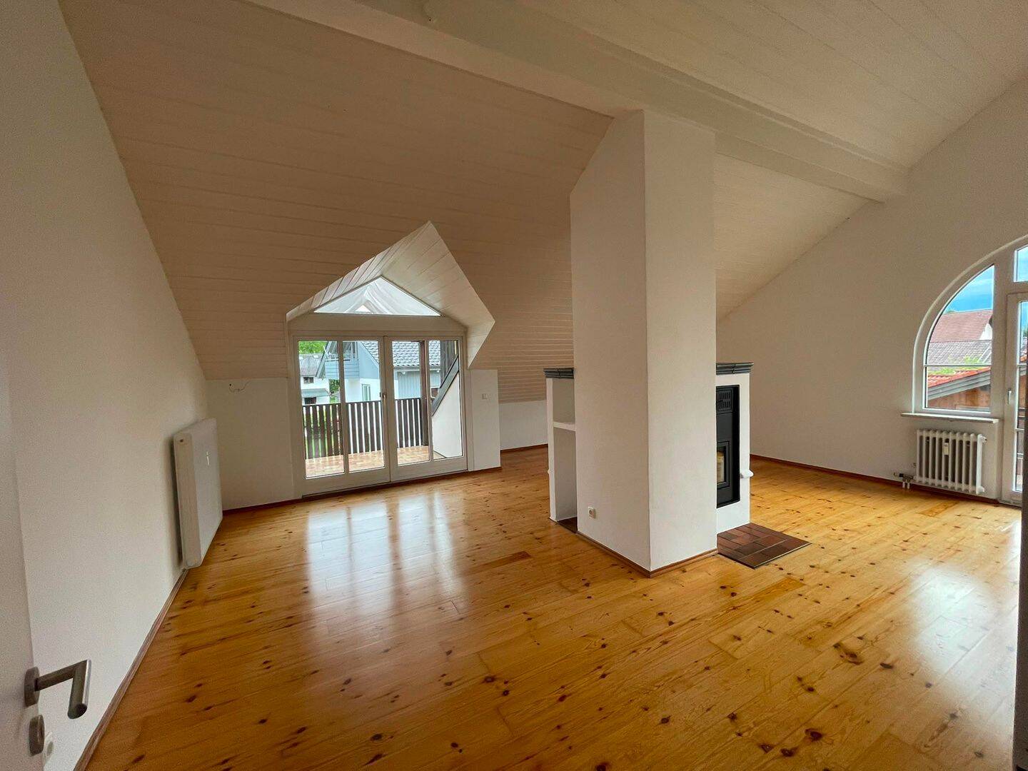 Helle Dachgeschosswohnung mit kuscheligem Kamin, 83059 Kolbermoor