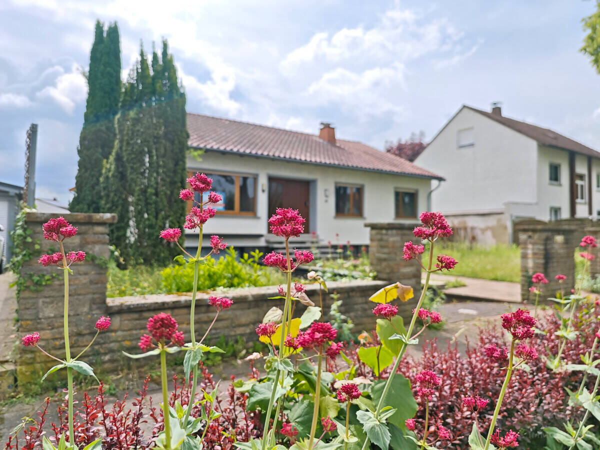Renovierungsbedürftiger Bungalow auf großen Grundstück in Gensingen  Gute Basis zum TOP-Preis, 55457 Gensingen