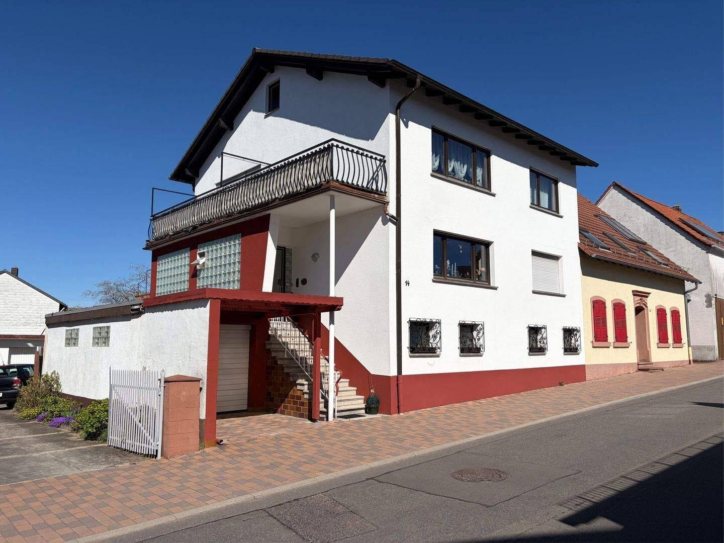 Schönes großzügiges Einfamilienhaus in zentraler Lage in Vinningen, 66957 Vinningen