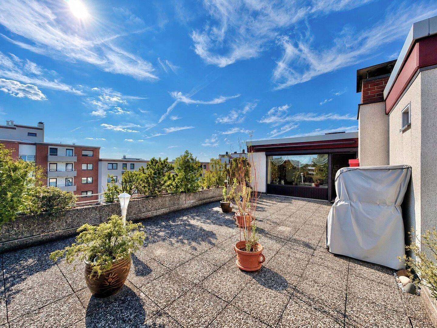 Maisonettewohnung mit Hauscharakter – Wohnen auf zwei Ebenen mit Balkon und Dachterrasse, 30625 Hannover