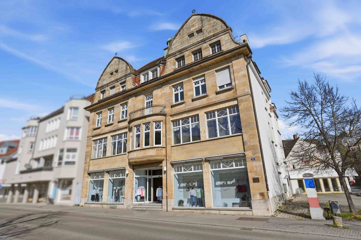 Zentral und mit Flair! Schicke 2,5-Zimmer-Dachgeschosswohnung in der Stadtmitte, 88471 Laupheim