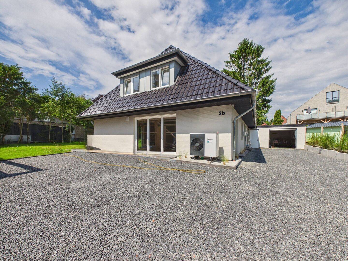 Husum: Sanierte 4-Zimmer-EG-Wohnung mit Terrasse, Gartenanteil & Garage, 25813 Husum
