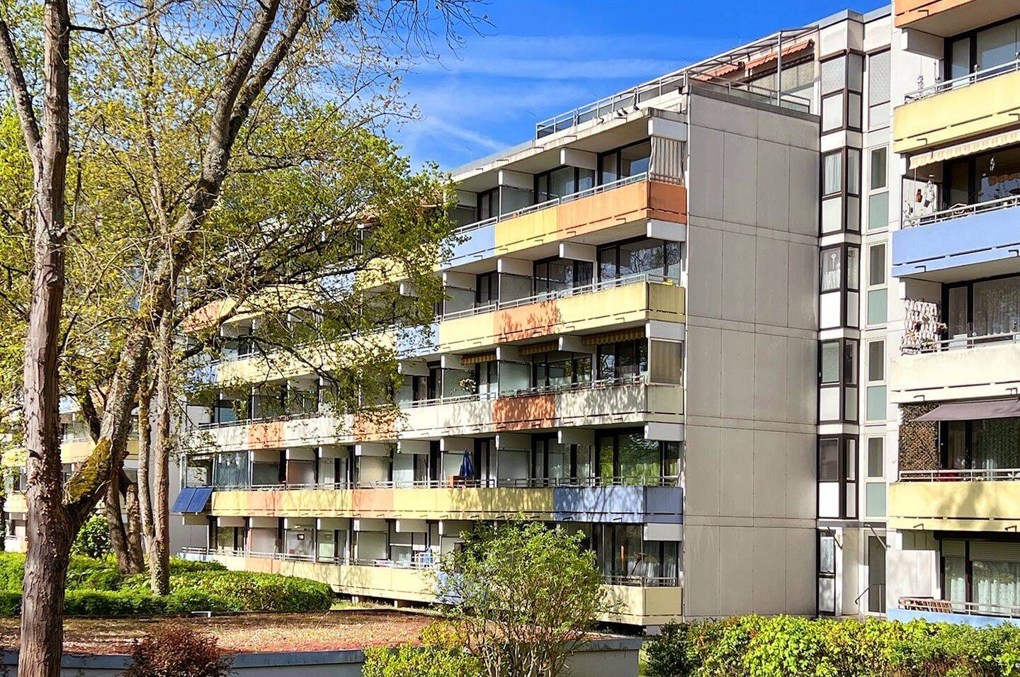 Attraktive, lichtdurchflutete und gepflegte 3-Zimmer-Wohnung mit Aufzug und 2 Balkonen – ruhig gelegen, 96450 Coburg