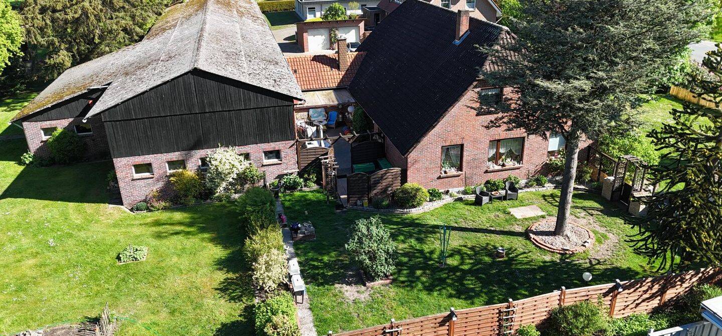Lebenstraum erfüllen: Genehmigte Pferdehaltung mitten in Friedrichsfehn! Bauernhaus mit weitläufigem Grundstück, Stallgebäuden inkl. 1 ha Land., 26188 Edewecht