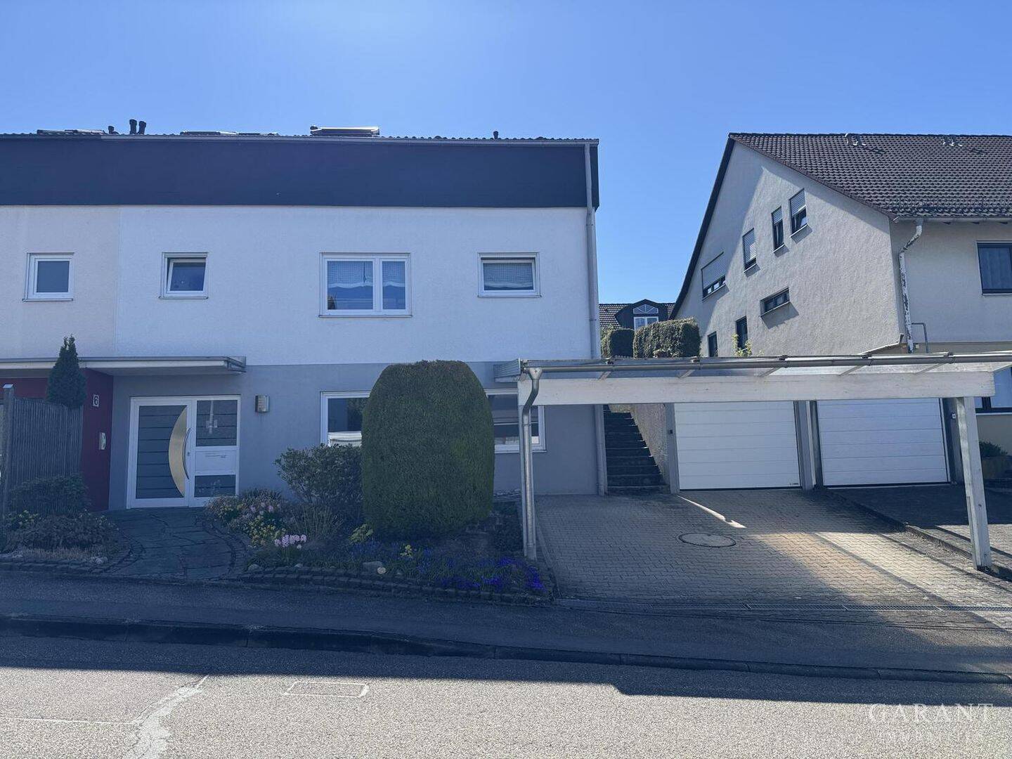 Großzügige Doppelhaushälfte in Split-Level-Architektur mit Einliegerwohnung & Südgarten, 74613 Öhringen