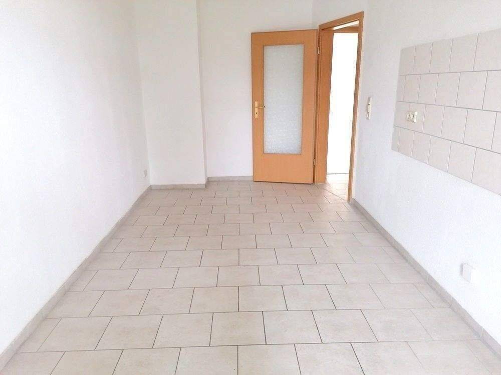 !! 3-Zimmer-Wohnung mit Fußbodenheizung, Balkon, PKW-Stellplatz in ruhiger Nebenstraße !! – Chemnitz – Bild 1 von 3