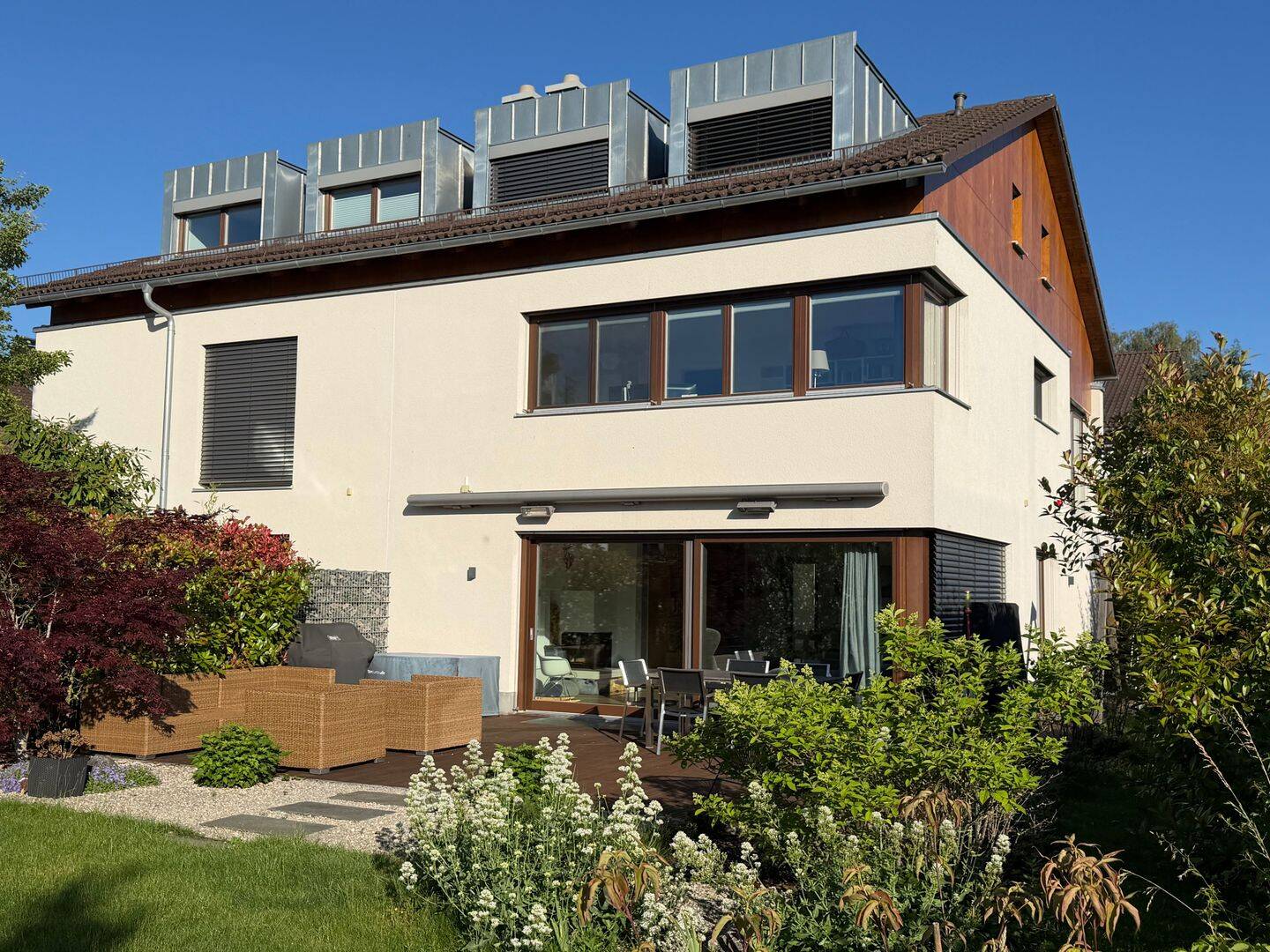 Neuwertiges Familiendomizil mit geräumigen Zimmern und freiem Blick, 82065 Baierbrunn