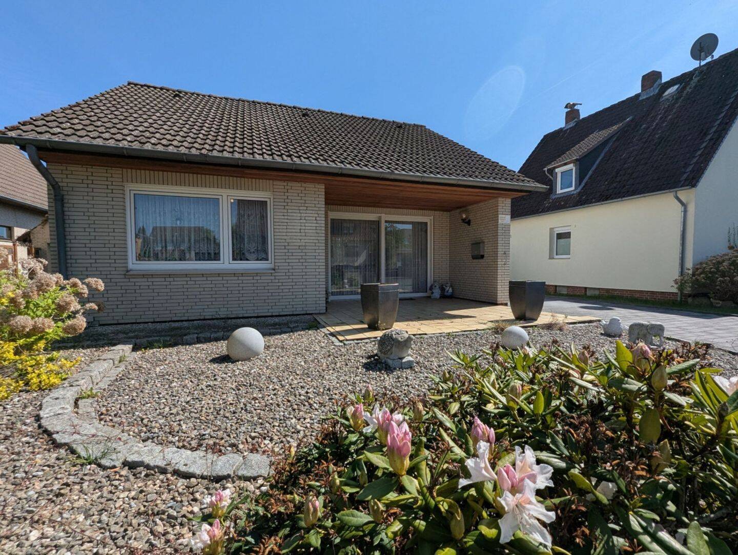 Freistehend auf großem Grundstück mit Garten und zwei Terrassen in Vorsfelde, 38448 Wolfsburg