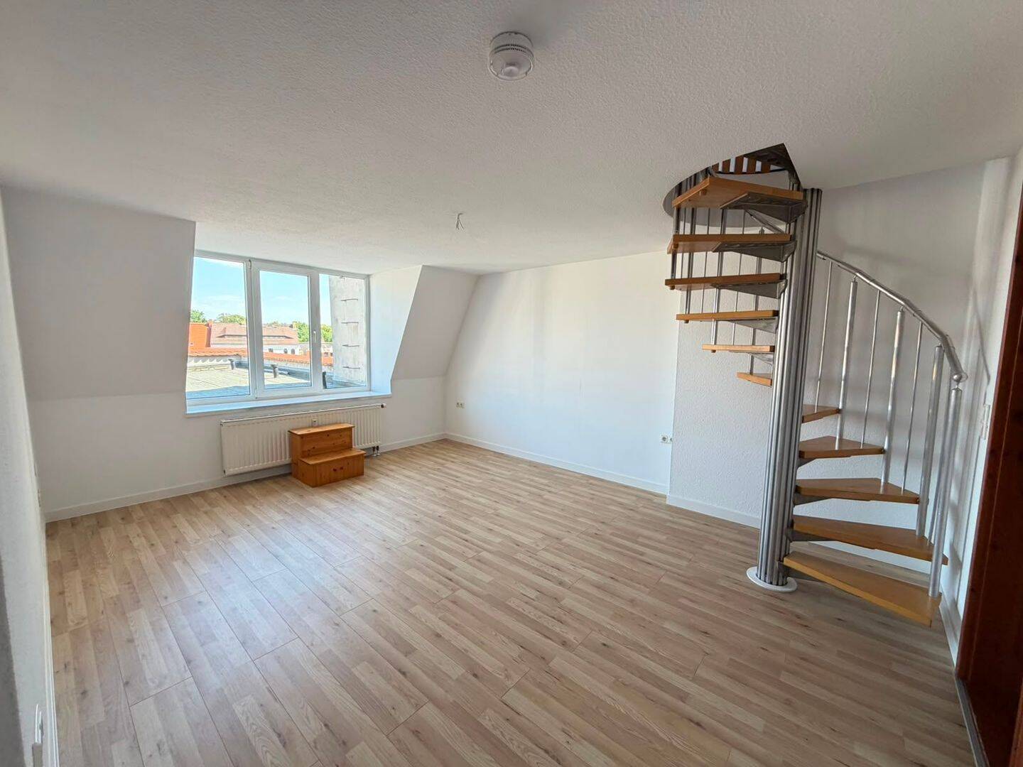 kleine 3- Raumwohnung mit Einbauküche und Abstellraum im Dachgeschoss in Stadtparknähe !, 2826 Görlitz