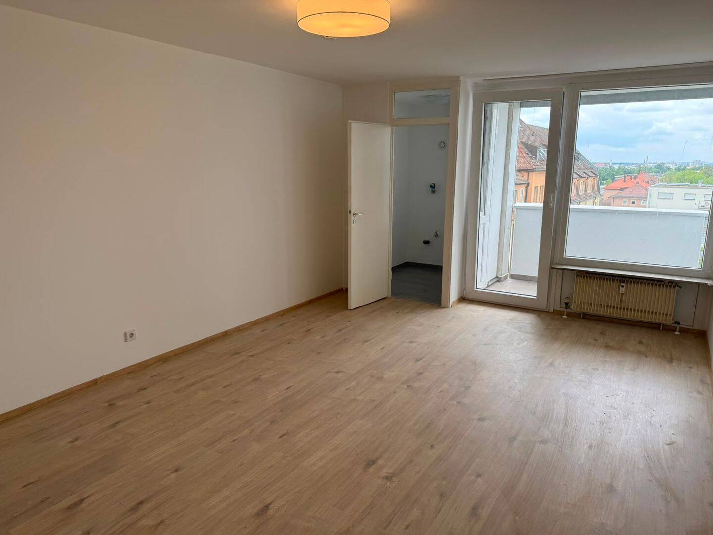 Modern renoviertes 1-Zimmer-Apartment mit Einbauküche, Balkon und toller Aussicht, 90431 Nürnberg