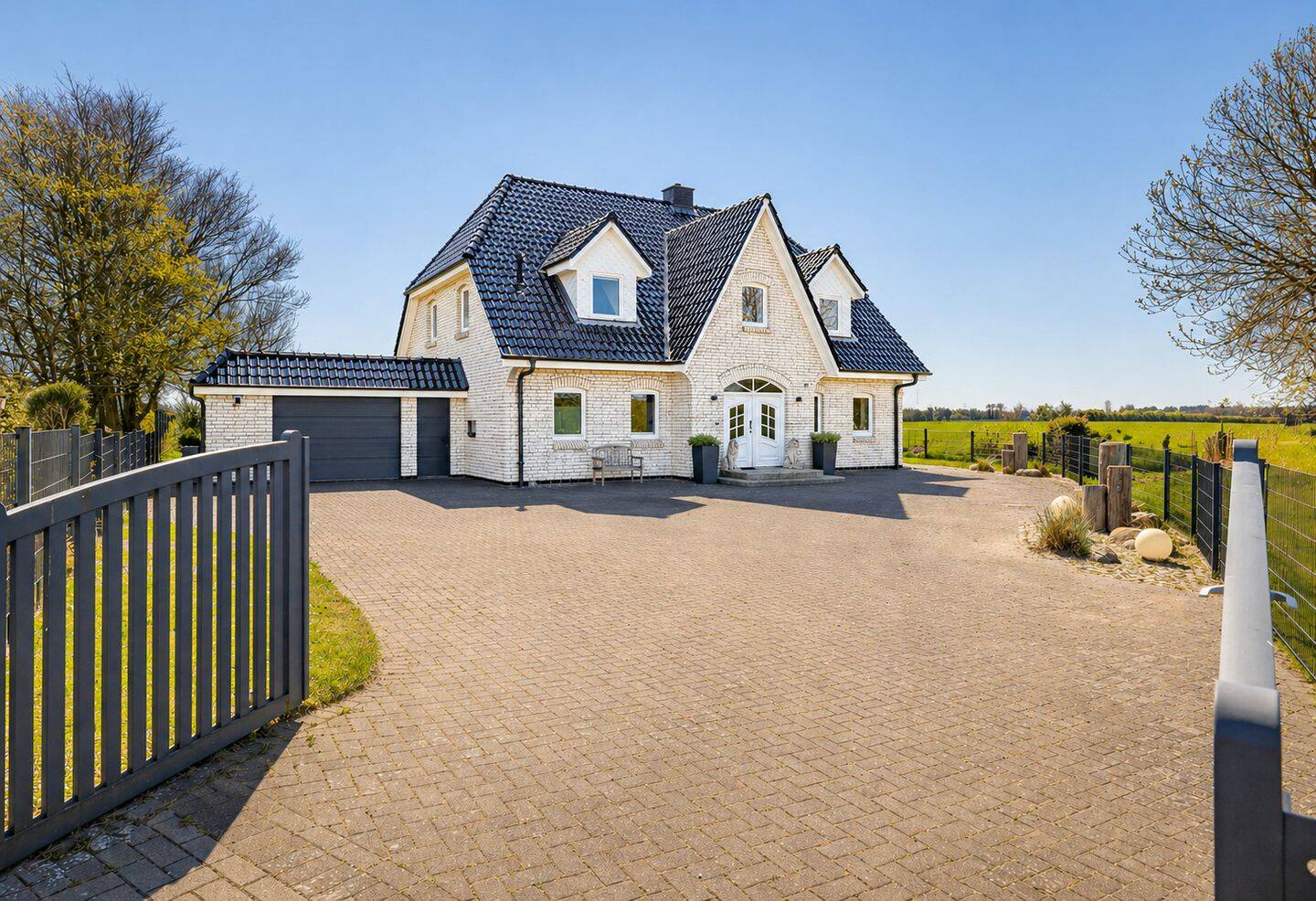 Exklusive Landhausvilla in privilegierter Lage von Büsum / Stinteck – in direkter Nordsee-Lage!, 25761 Büsum