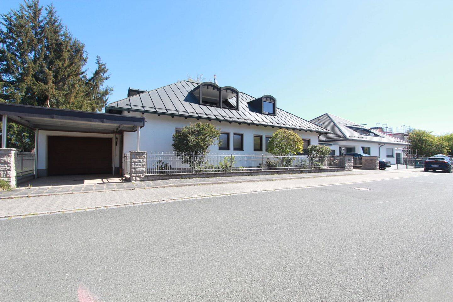 Großzügiges Wohnhaus mit Indoor-Pool, Sauna & 2 Garagen – ideal auch für 2 Familien, 90427 Nürnberg
