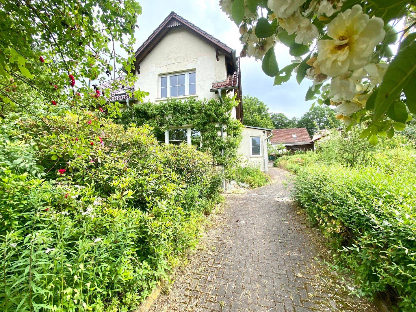 Einfamilienhaus mit Doppelgarage und großem Grundstück in Schmannewitz, 4774 Dahlen