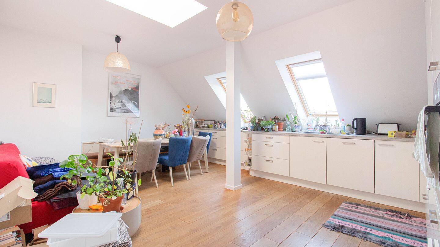 Mitten im Kiez – Geräumige Dachgeschosswohnung mit Sonnenbalkon, großem Bad & Einbauküche, 12053 Berlin (Neukölln)