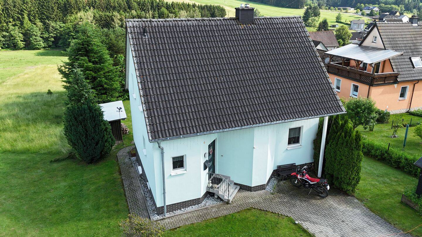 Einziehen und Wohlfühlen: Gepflegtes Einfamilienhaus mit Traumblick und moderner PV-Anlage in Teuschnitz OT Haßlach, 96358 Teuschnitz