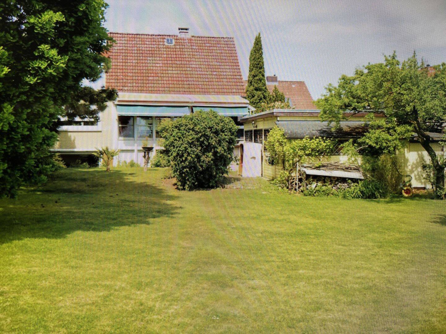 Großzügiges Wohnhaus in westlichem Stadteil von Göttingen mit großem Garten zum Süden und Fernblick, 3 Garagen, 37079 Göttingen