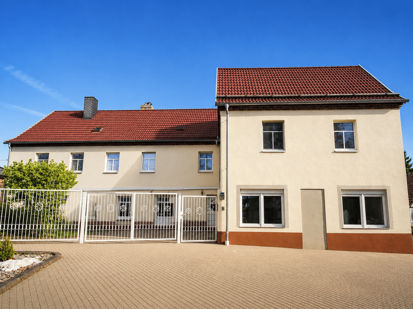 großzügige 3-Zimmer-Wohnung, große Küche, Wanne, Dusche, 35 m² großes Wohnzimmer, Hobbyraum, 6258 Schkopau