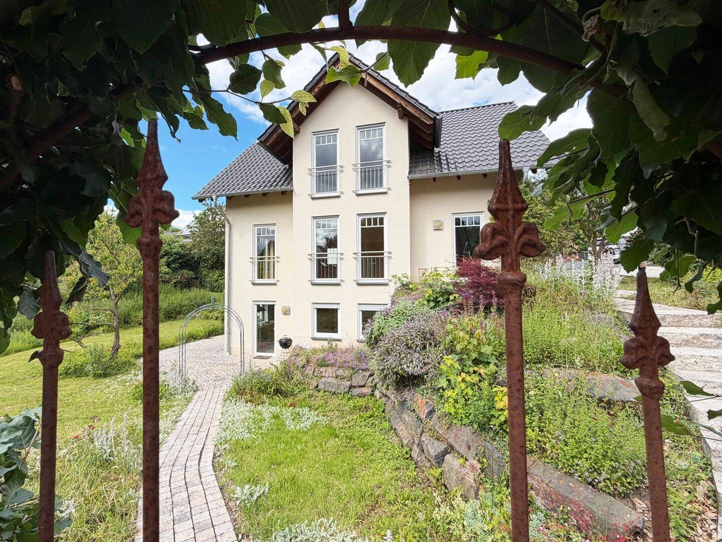 Familienfreundliches Architektenhaus mit Einliegerwohnung und Naturgarten in Linz am Rhein, 53545 Linz am Rhein