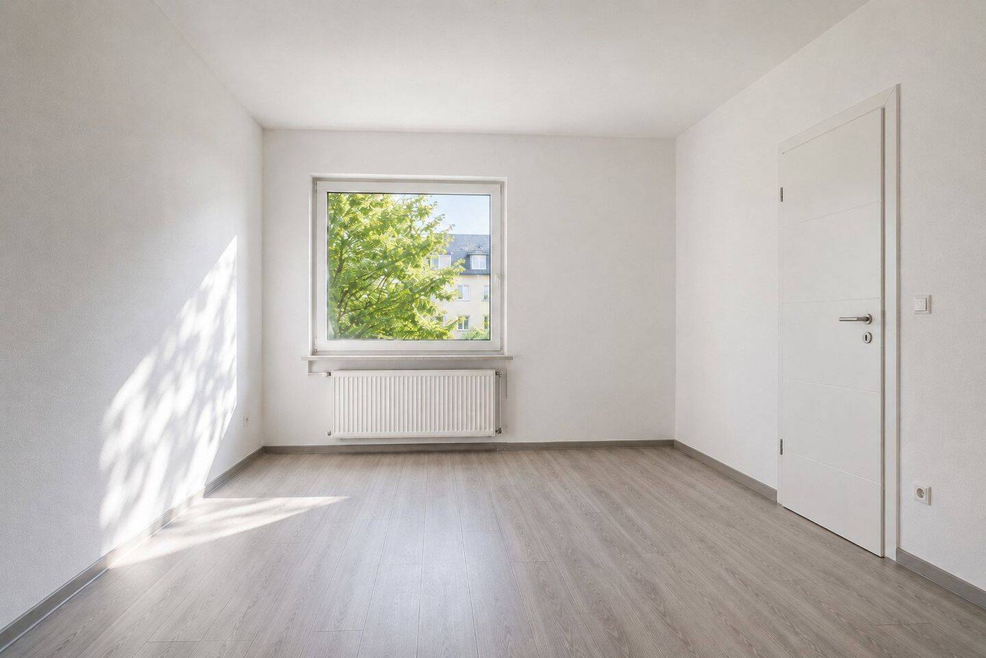 Essen: Renovated 3-room apartment, approx. 6% ROI, Commission-FREE, 45127 Essen