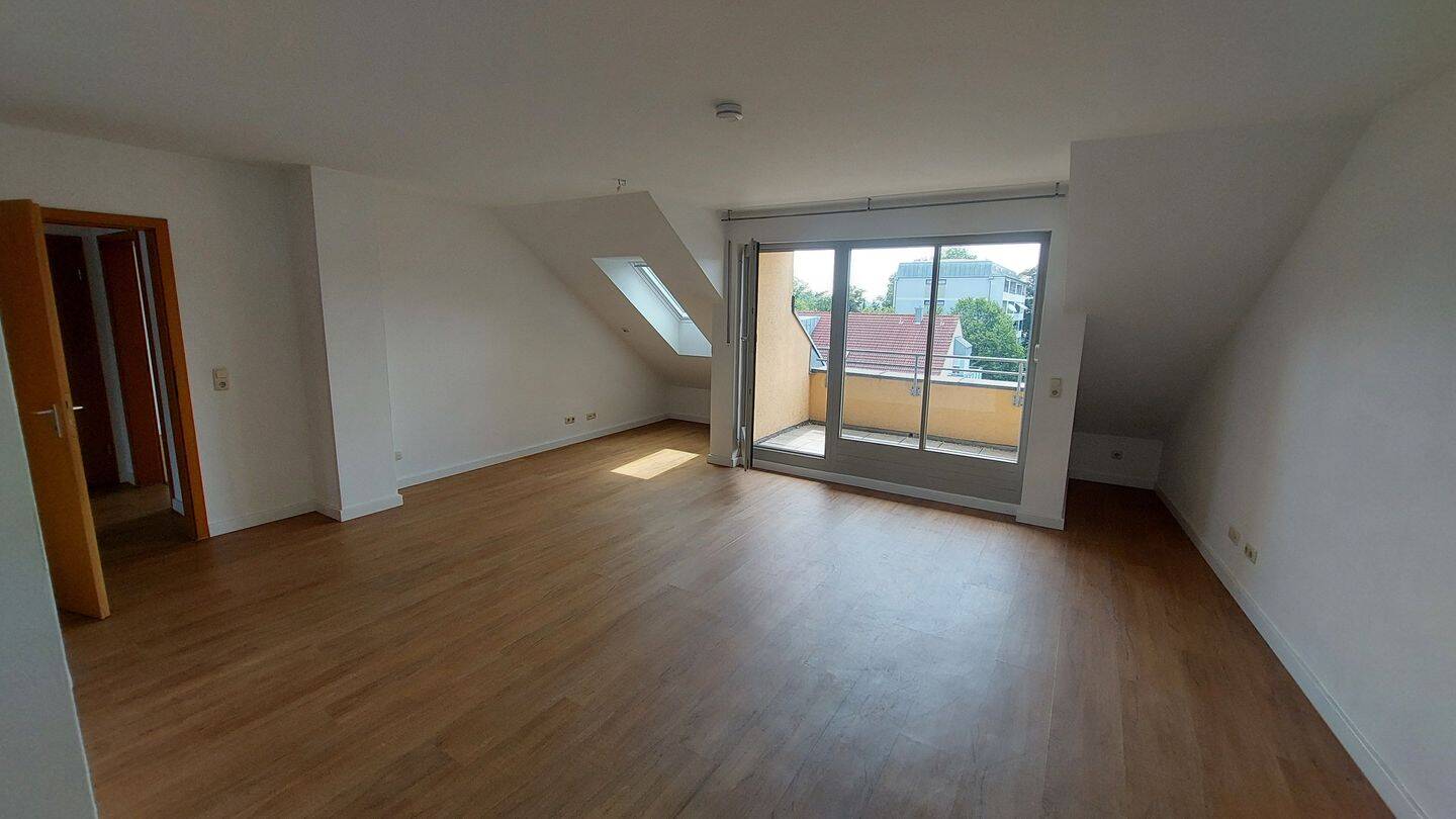 Helle 3 ZKB Mansardenwohnung mit Dachbalkon (2021 neu renoviert), 86163 Augsburg (Hochzoll)