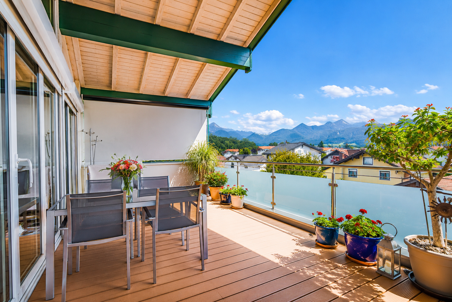 Dachgeschoss-Traum am Chiemsee: Loft-Feeling, Bergblick & 30 m² Sonnenbalkon — verbindlich vermietet, 83209 Prien a. Chiemsee (Prien)