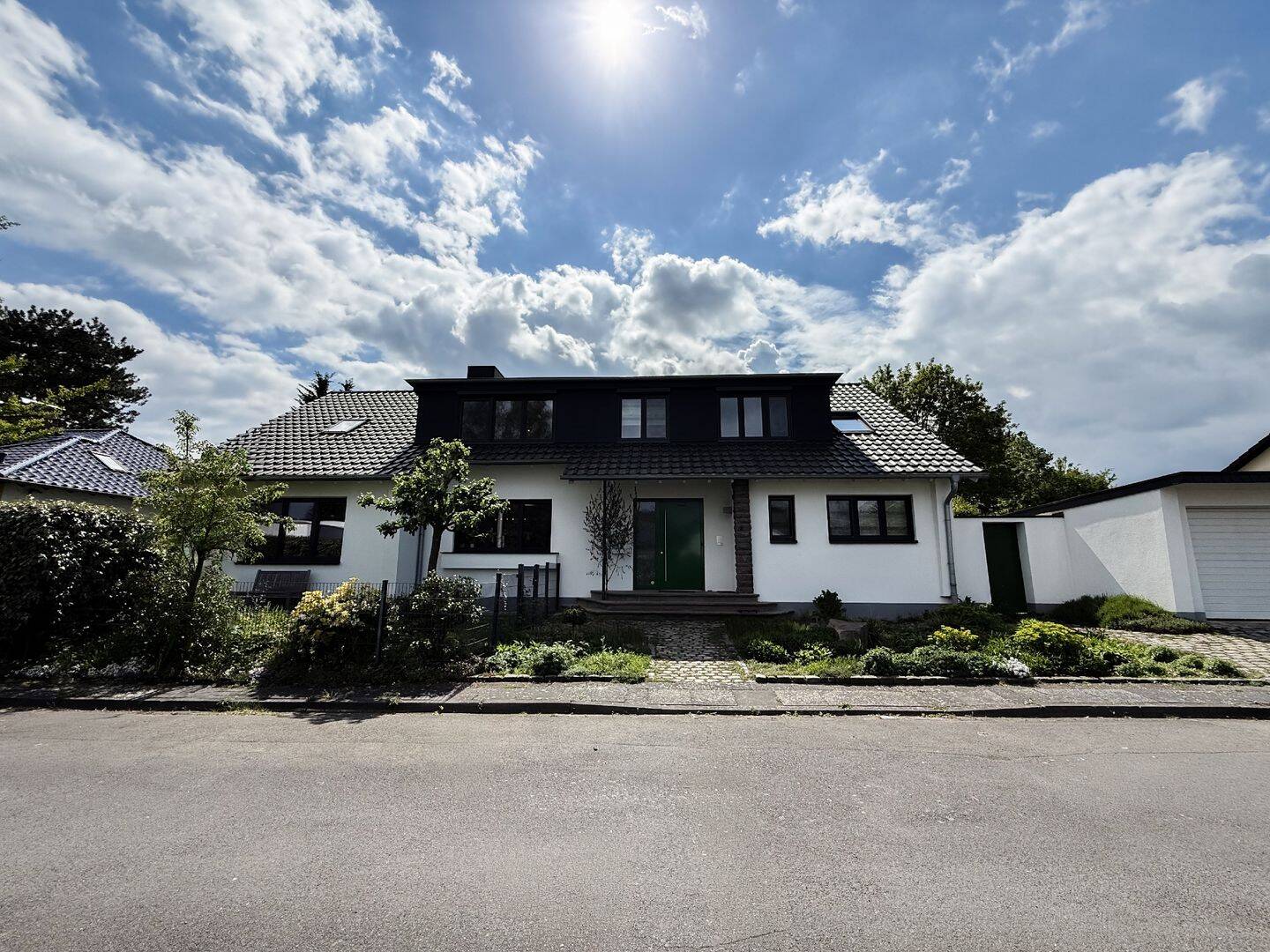 Bestlage von Bonn-Röttgen! Exklusive sanierte, energieeffiziente Villa auf wunderschönem Sonnenareal