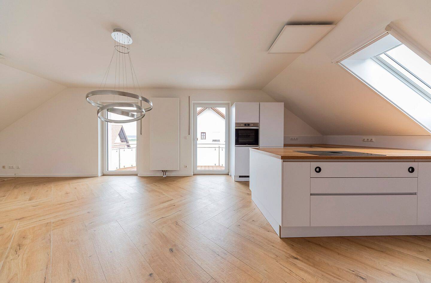 Zu vermieten! Perfekt geschnittene 4-Zimmer-Dachgeschosswohnung mit West-Balkon und Weitblick, 85395 Attenkirchen