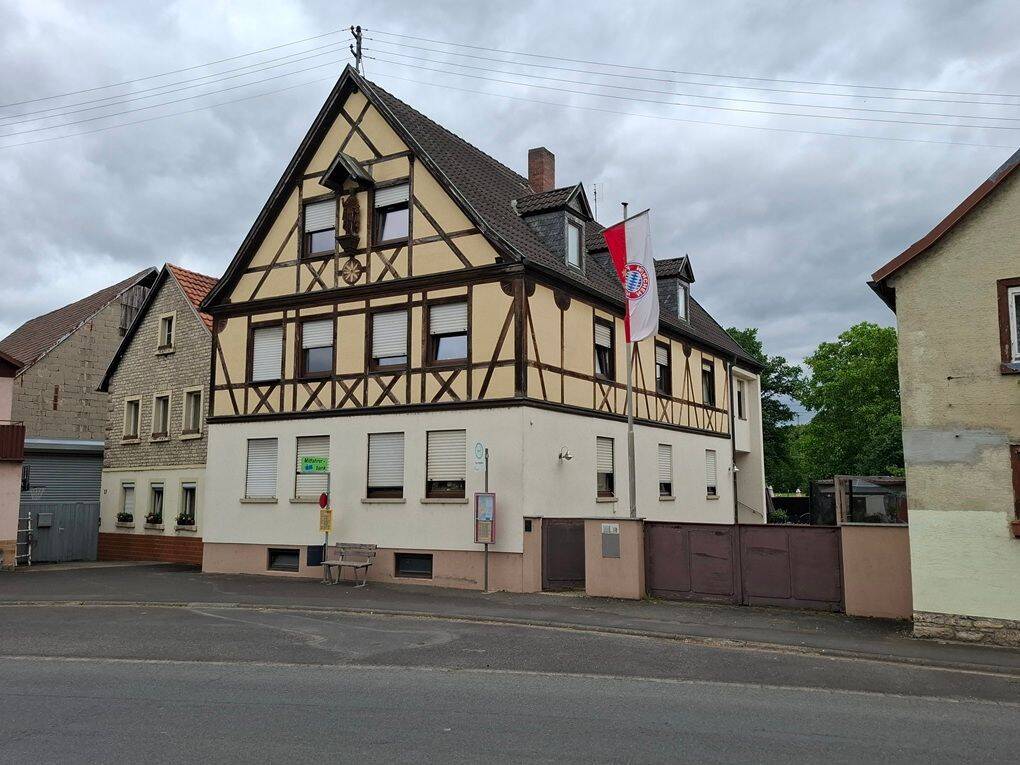 Einfamilienhaus mit drei Garagen und Garten, 97753 Karlstadt