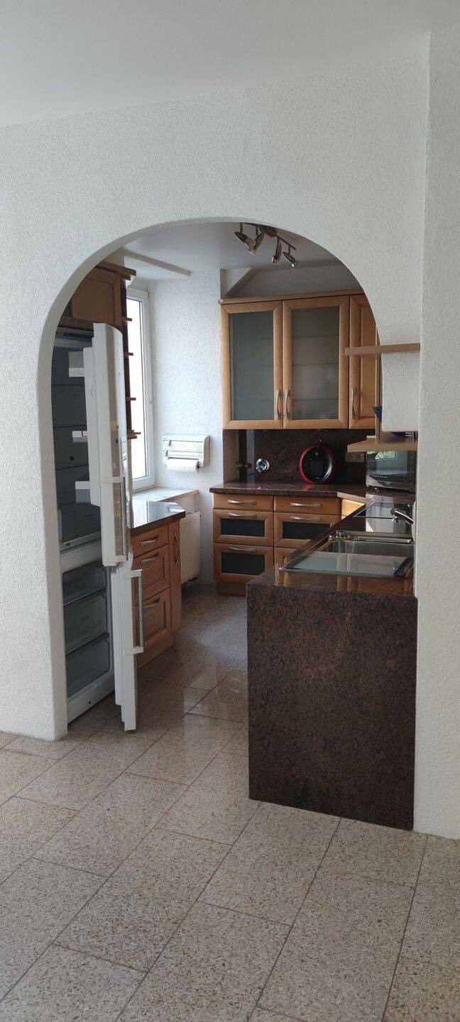 Die Mietwohnung in Nürnberg-Südstadt ist eine Etagenwohnung mit 75 m², 2,5 Zimmern und einem Balkon. Sie hat eine Einbauküche, Badmöbel Fliesenboden, 90459 Nürnberg