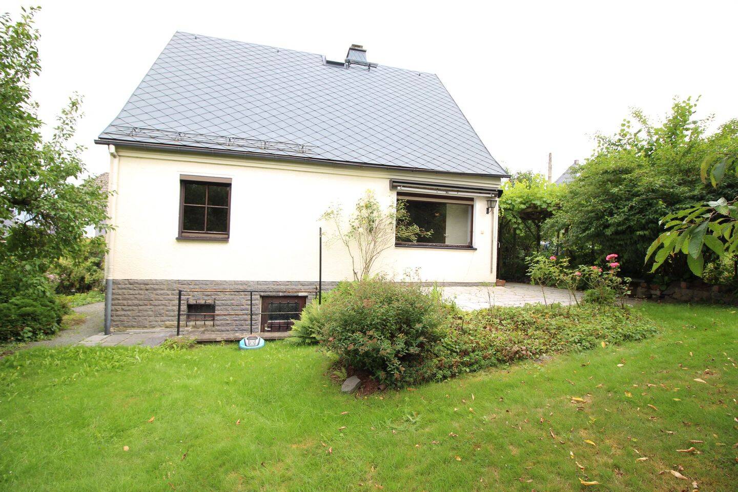 Renovierungsbedürftiges Freistehendes Einfamilienhaus mit großem Garten, 7973 Greiz