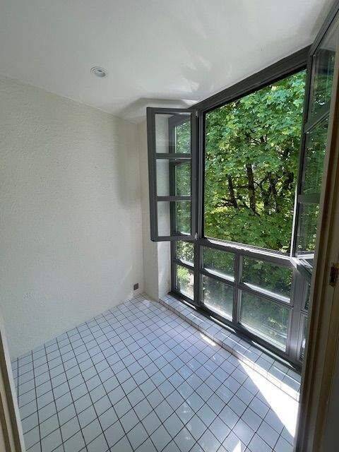 Alleinauftrag – Traumlage 3 Zimmer Split Level – Tiefgaragenstellplatz
