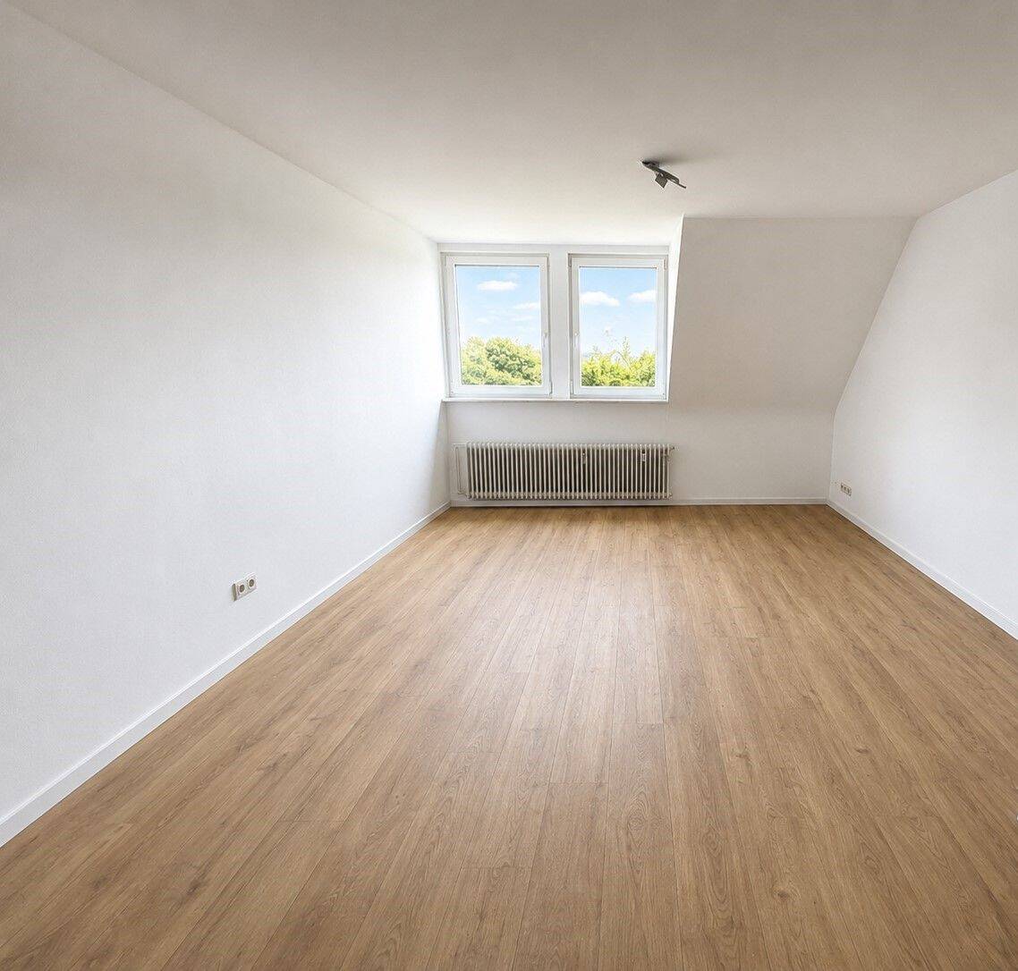 helle 3-Zimmer-DG-Wohnung in Wäldenbronn, 73732 Esslingen am Neckar
