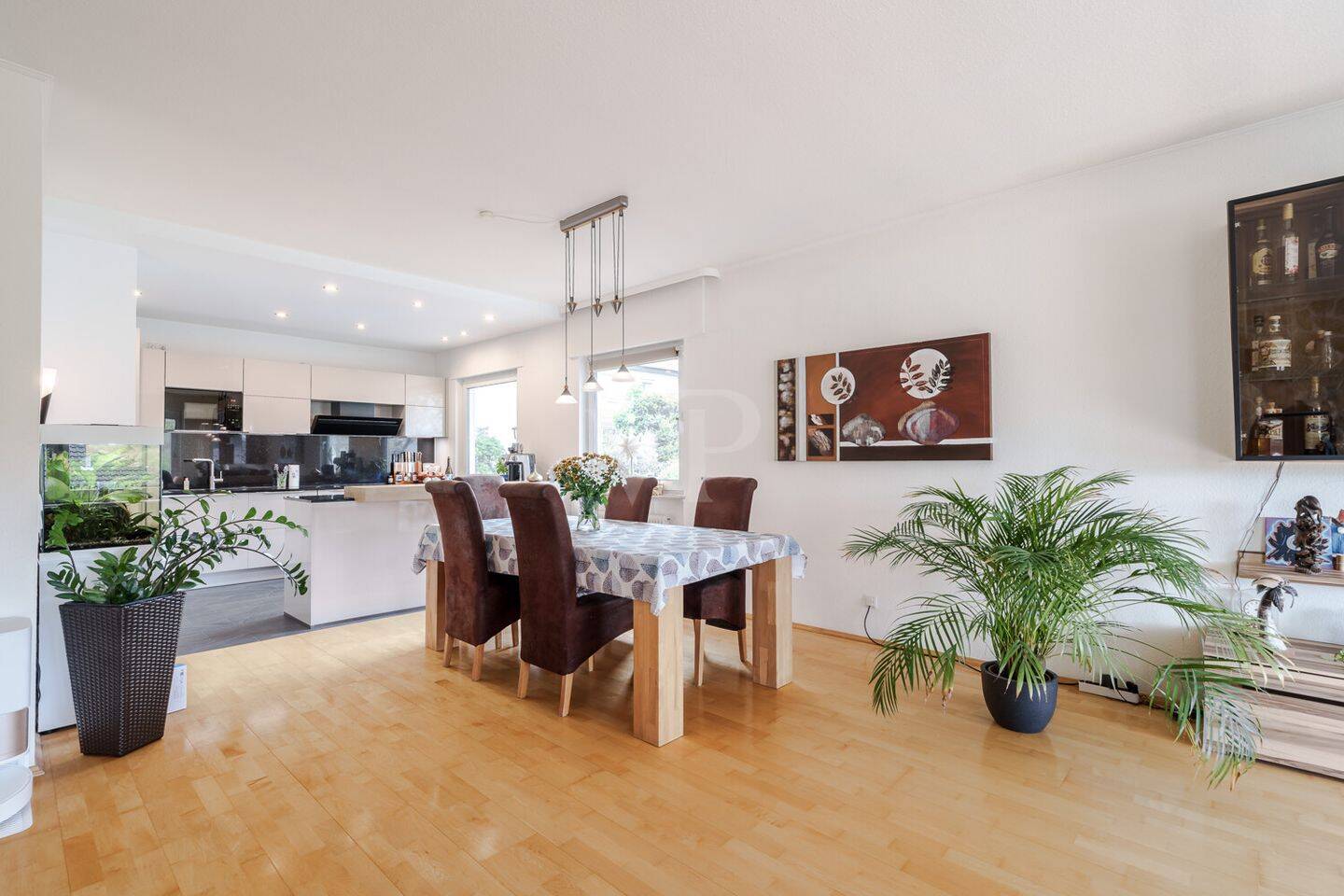 Modernisierter großzügiger Bungalow in begehrter zentraler Wohnlage, 61250 Usingen