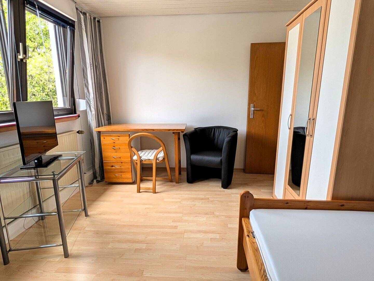 Neu renoviertes möbliertes Apartment in einer 2er WG (männlich) für BERUFSTÄTIGE, AZUBIS oder STUDENTEN in Düren, OT. Lendersdorf, 52355 Düren