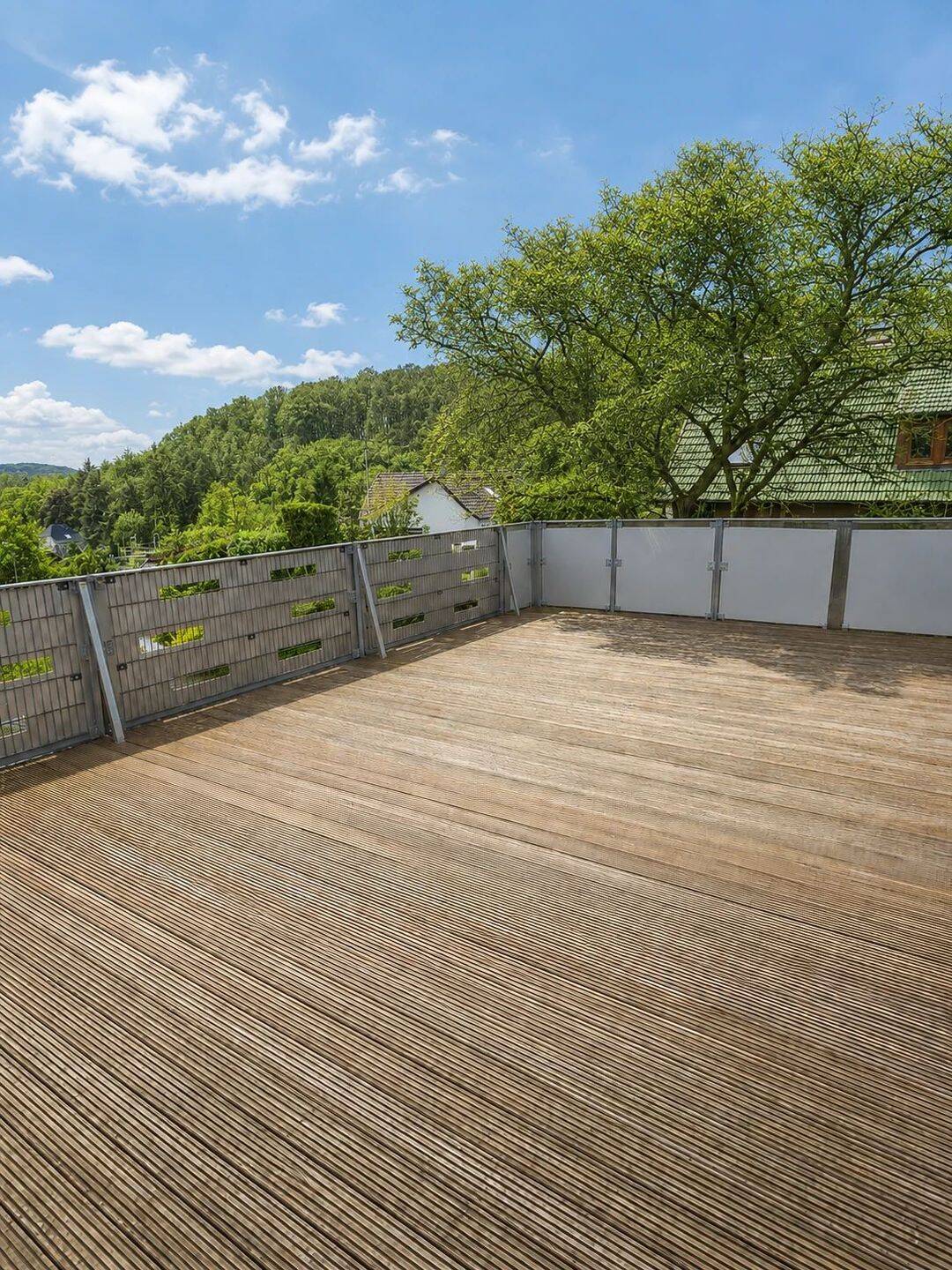 Großzügige 5-Zimmer-Dachgeschosswohnung mit Einbauküche und großer Terrasse in Sprockhövel, 45549 Sprockhövel