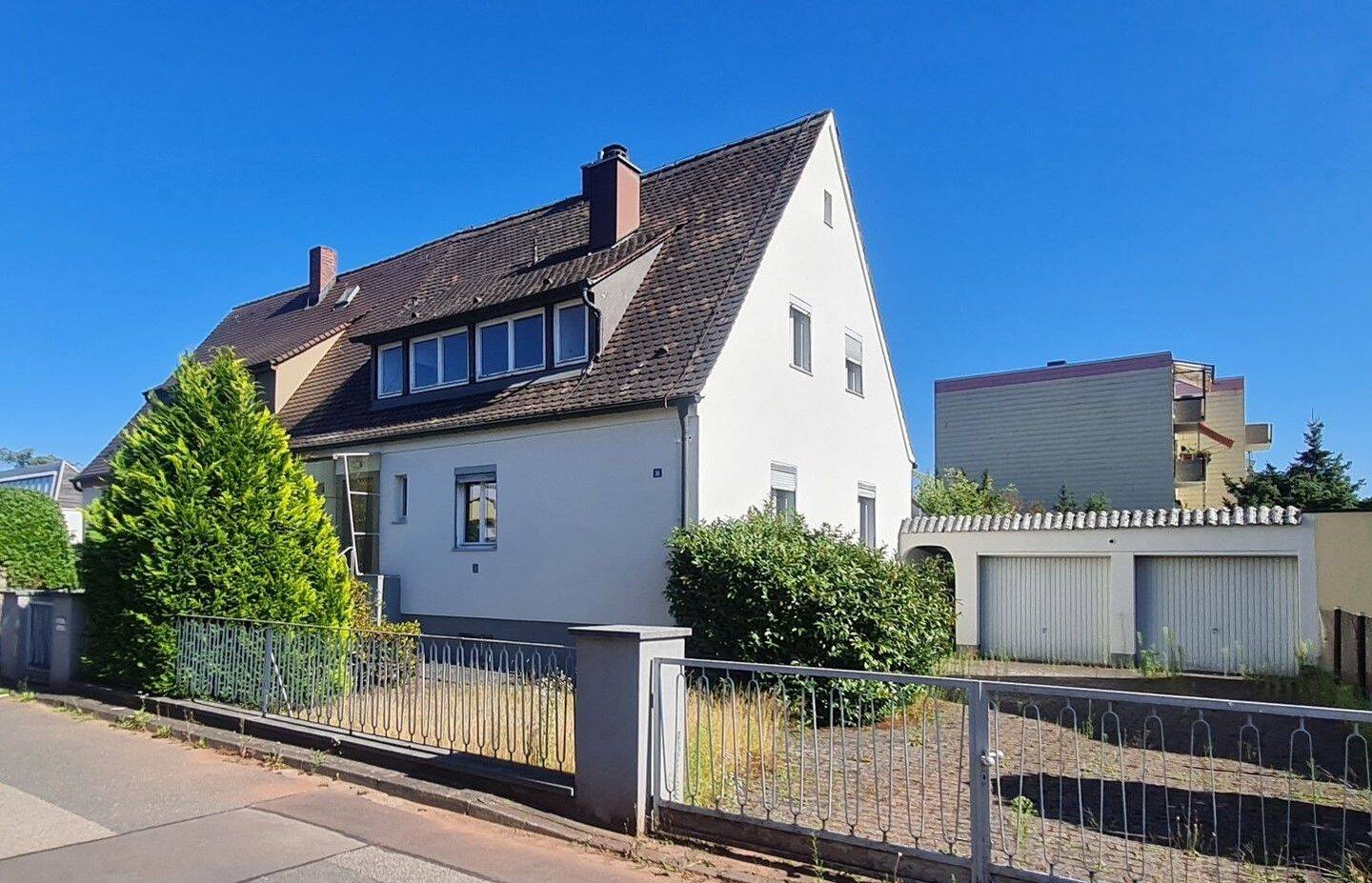 Sanierungsbedürftige Doppelhaushälfte mit schönem Grundstück in bester Lage, 90522 Oberasbach