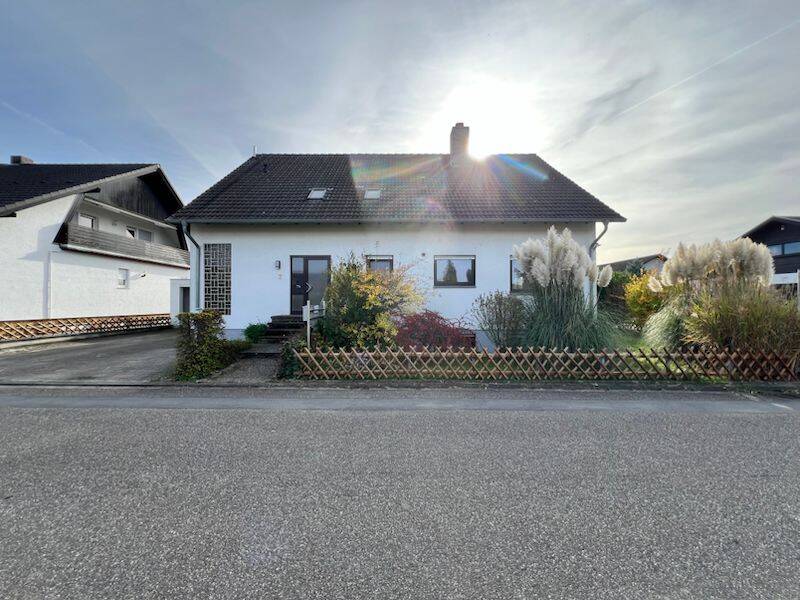 Großzügiges Wohnen mit der Familie, als Generationenhaus oder zum Vermieten: Freistehendes Haus mit Garten und vielen Möglichkeiten!, 76706 Dettenheim