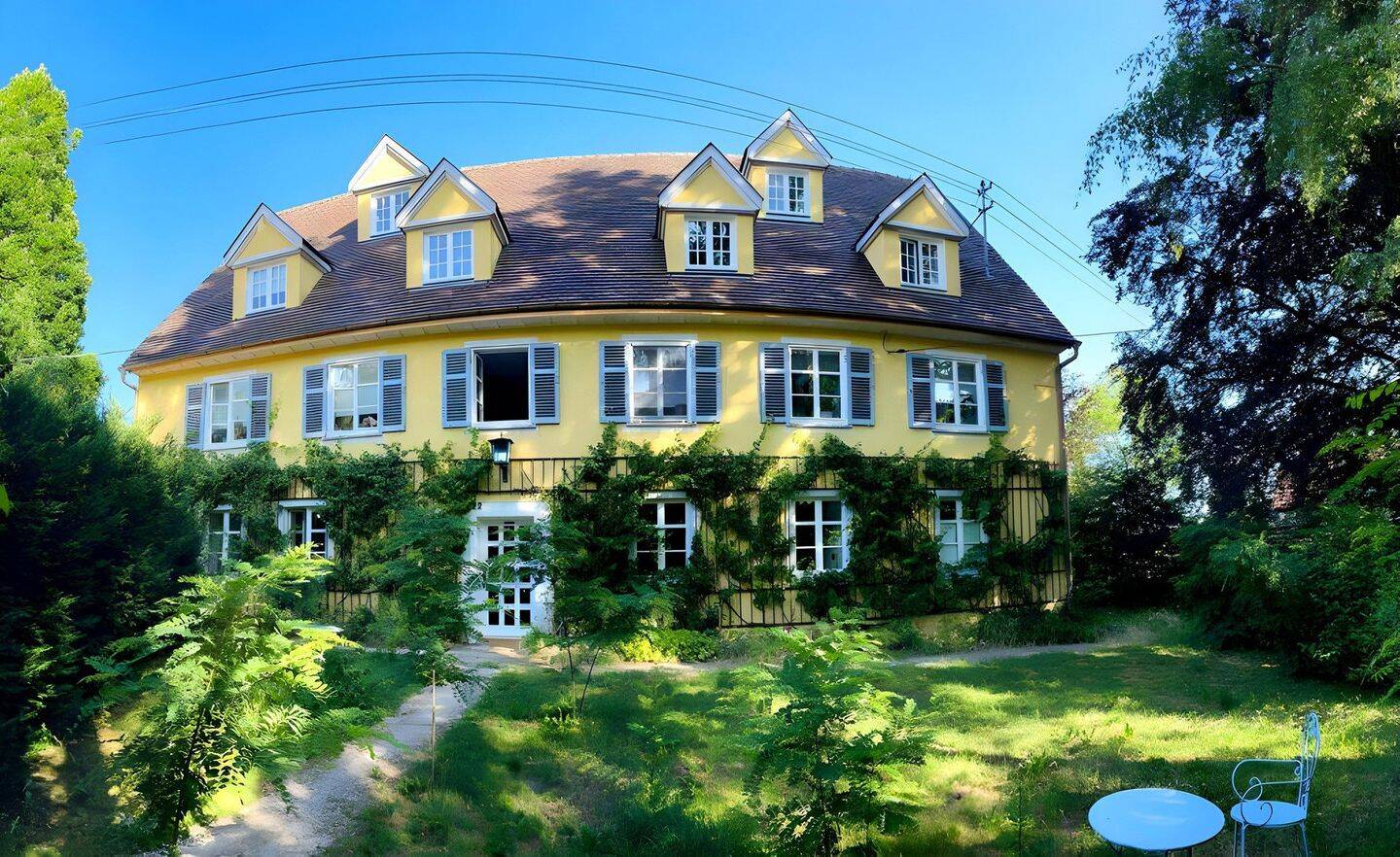 Lichtdurchflutete Loft-Wohnung über zwei Stockwerke in barockem Haus mit Garten, 89613 Oberstadion