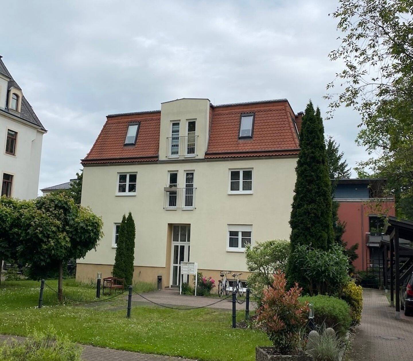 Charmante 2,5 Zimmer-Dachgeschosswohnung mit Balkon und Carport in Dresden-Striesen, 1277 Dresden