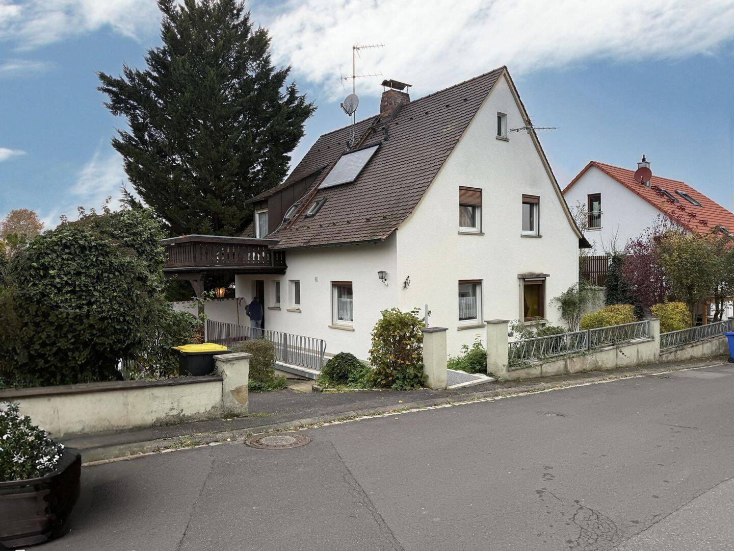Rohdiamant in Eisingen: Einfamilienhaus in guter Lage mit Entwicklungspotenzial, 97249 Eisingen