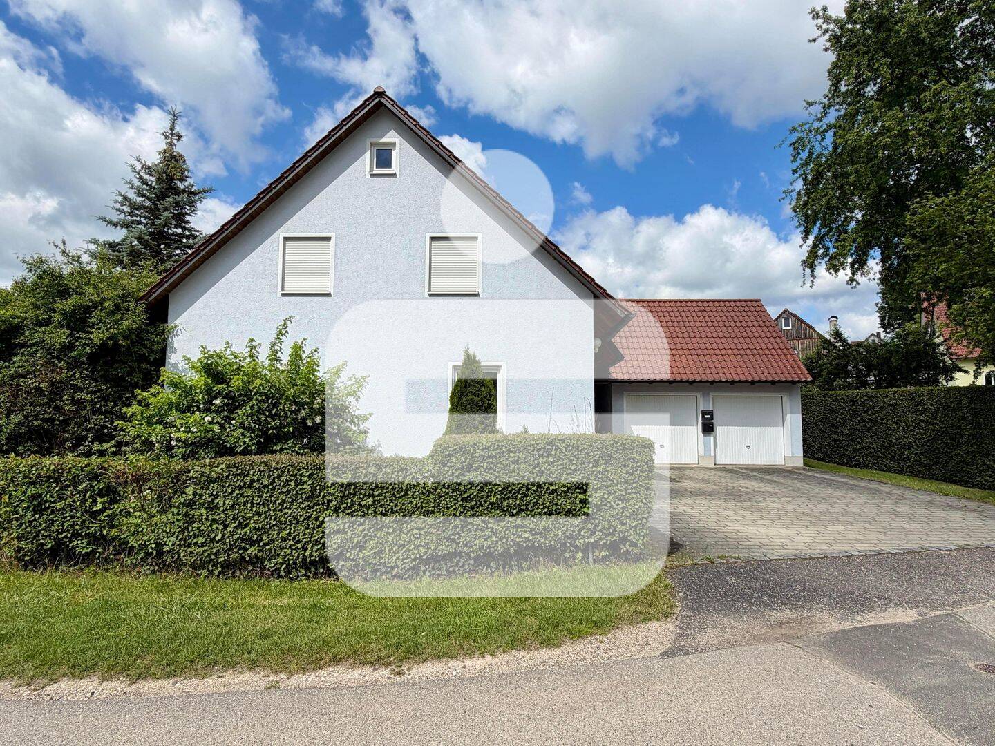 Kurze Wege in Stadt und Natur garantiert – inklusive Mietertrag! ZFH in Amberg-Karmensölden, 92224 Amberg