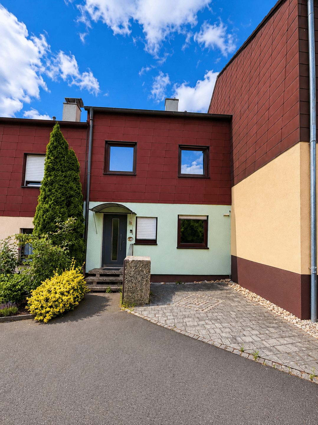 Familienfreundliches und gepflegtes Reihenmittelhaus mit Garten und Balkon in Weiden in der Oberpfalz, 92637 Weiden i.d. OPf. (Weiden)